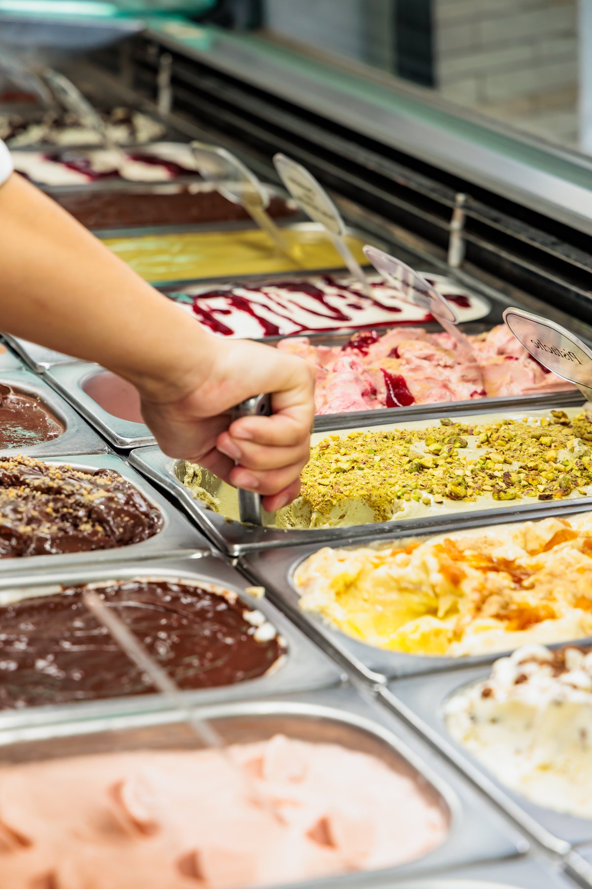 Gelato sendo preparado diretamente na vitrine da Crema di Latte