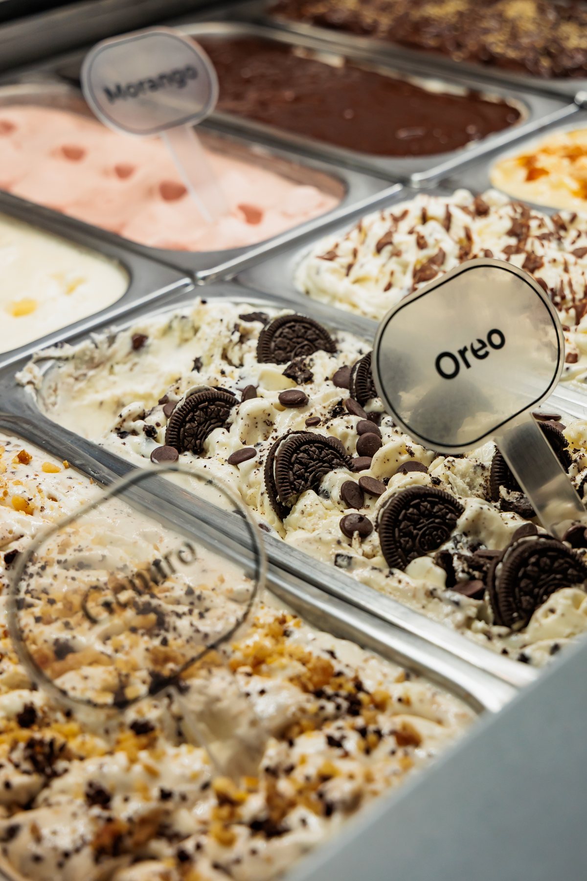 Gelatos de Oreo e outros sabores na vitrine da Crema di Latte